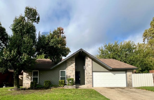 829 Briarcliff Drive - 829 North Briarcliff Drive, Moore, OK 73170