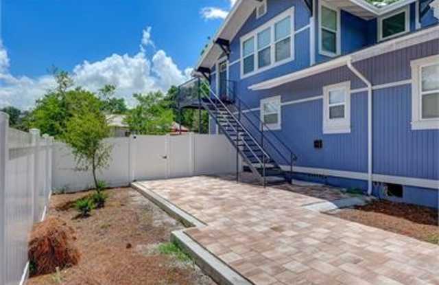 CHARMING 2 BEDROOM, 1 BATH HOME WITH SPACIOULS COURTYARD photos photos