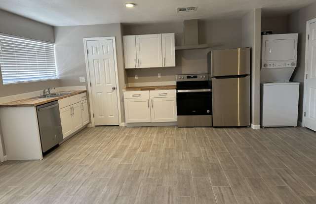 35211 N 49TH - Guest house Street Gallery 4