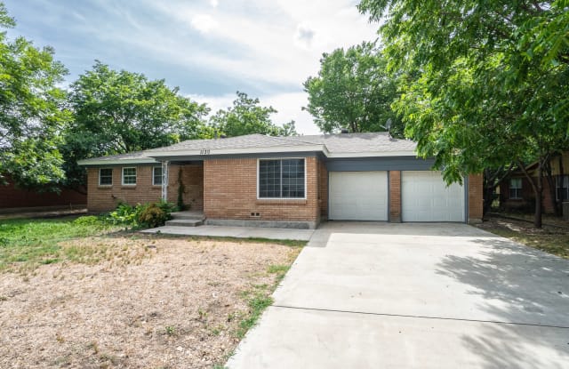 1130 Park Center St - 1130 Park Center Street, Benbrook, TX 76126