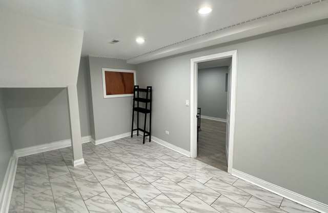 6322 N Lakewood Avenue Gallery 2