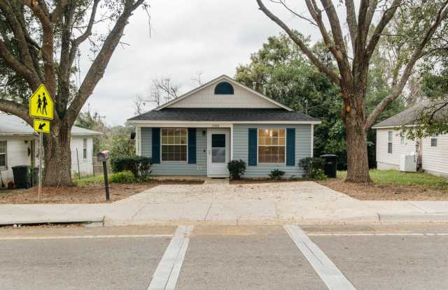 Completely Renovated 3 bed 2 bath single family home Gallery 4
