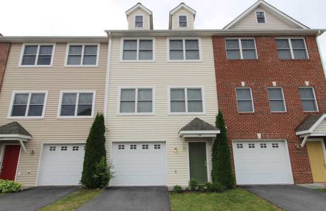 Spacious 3 Bedroom, 3.5 Bathroom Townhome with Finished Basement, Fenced Yard & Garage photos photos