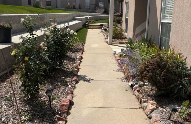 2 Bedroom Lower Level Unit - ALL UTILITIES INCLUDED Off Academy Gallery 3