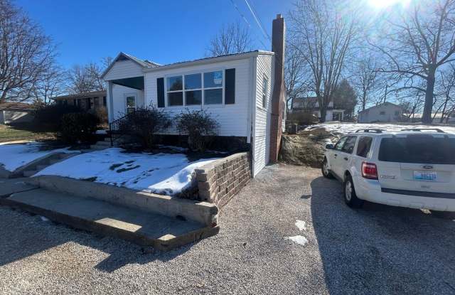 Charming 3-bedroom, 1-bathroom house located in Vine Grove, KY. - 202 Central Avenue, Vine Grove, KY 40175