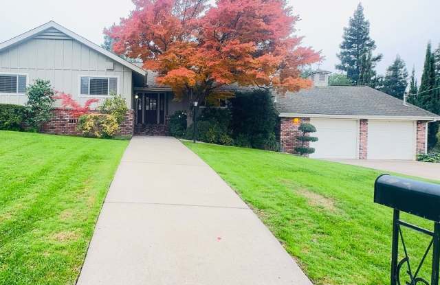 Beautiful Home with Golf course Views - 2509 Oakhurst Drive, East Oakdale, CA 95361