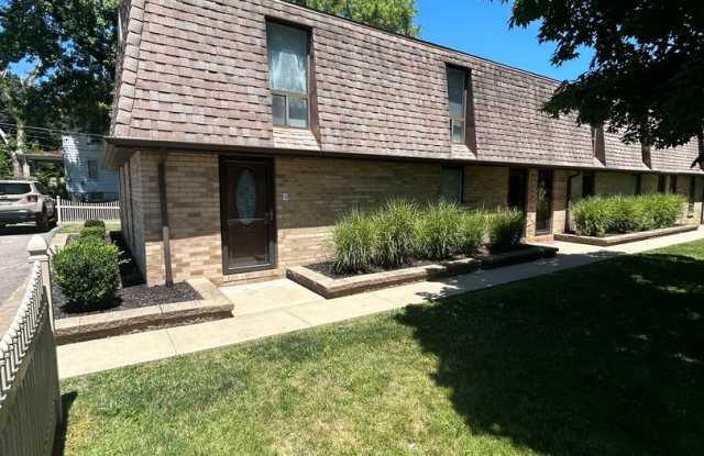 Modern 1 Bedroom Townhome in Prime Moon Township Location! Gallery 3