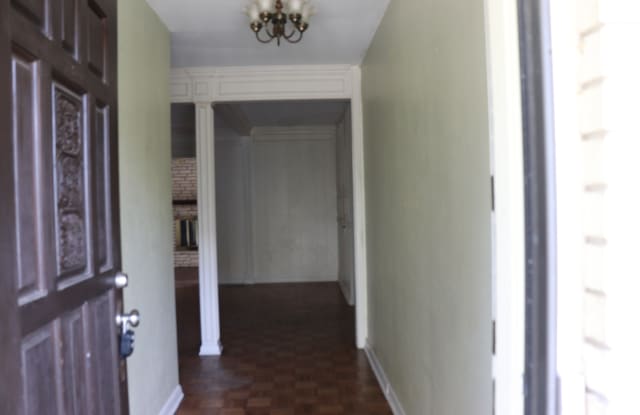 810 Oakhill Drive Gallery 4