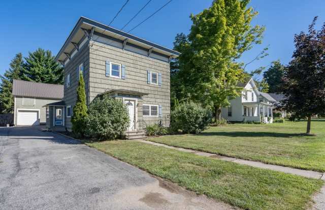 Spacious 4 Bed/ 2 Bath House For Rent With Garage & Fenced In Back Yard, Available SOON! Gallery 3
