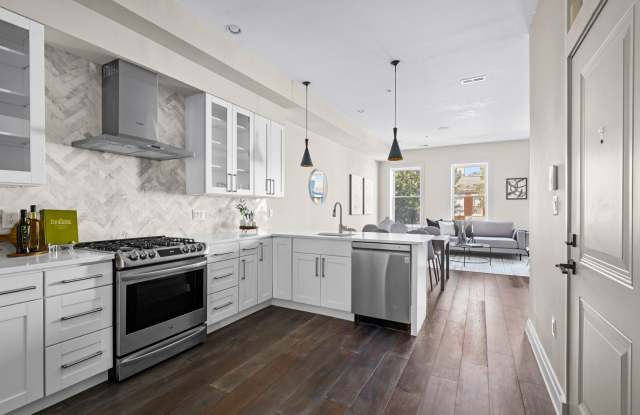 Beautiful 2 bed 2 bath plus den- Parking!!! Pets Welcome!!! photos photos