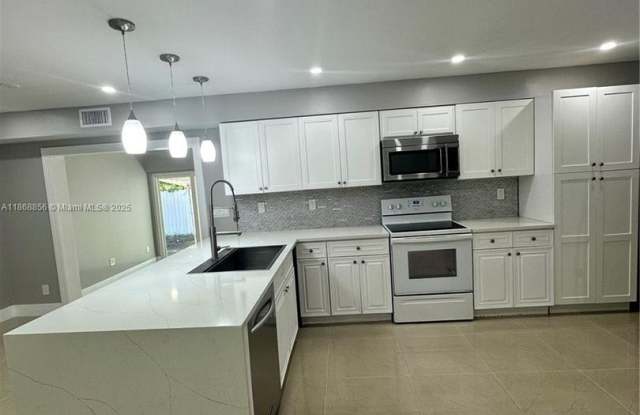8003 NW 70th Avenue, Tamarac, FL 33321 photos photos