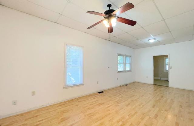 2 bed, 1 bath with bonus room Gallery 3