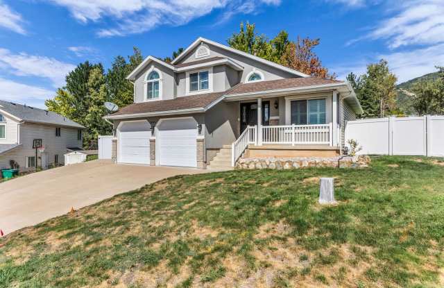 Spacious Multi-Level Layton Home with Fenced Yard & Modern Finishes photos photos Spacious Multi-Level Layton Home with Fenced Yard & Modern Finishes photos photos