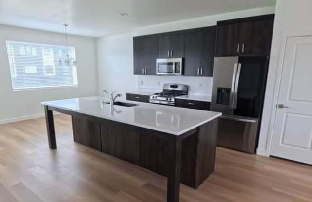 Lakeshore Landing - 4 Bedroom Townhome Gallery 3