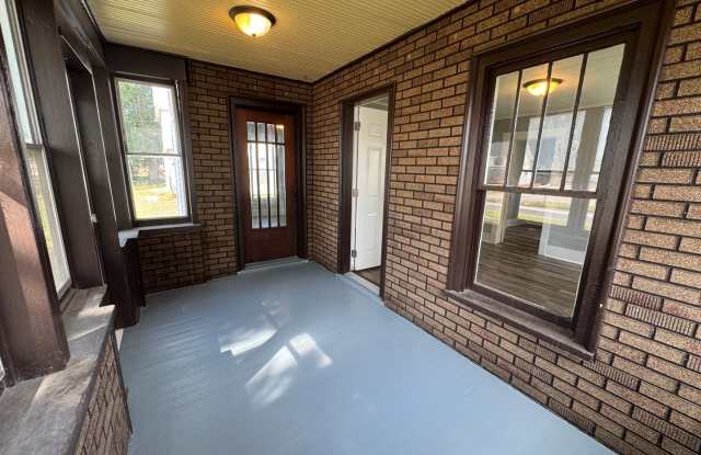 4 Bedroom Home with 2-Car Garage | Hamilton School District | Pet Friendly Gallery 3