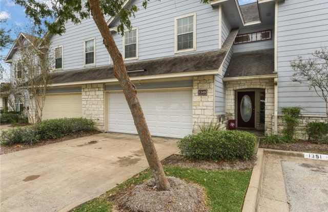 August Pre-Lease!! Don't miss this beautiful townhome located near TAMU!! Gallery 4