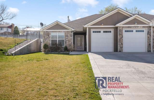3 bedroom 2 bath twin home is a must see! - Small dog Friendly Gallery 1