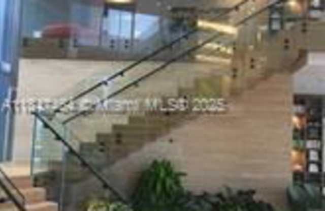 16385 Biscayne Boulevard Gallery 4
