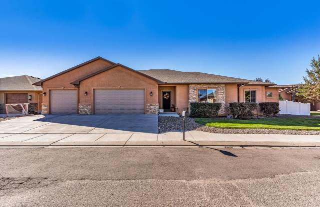 ALL PROSPECTIVE TENANTS MUST SUBMIT A $58 NON-REFUNDABLE APPLICATION FEE PER APPLICANT ONLINE AND BE PRE-QUALIFIED PRIOR TO ANY SHOWINGS photos photos