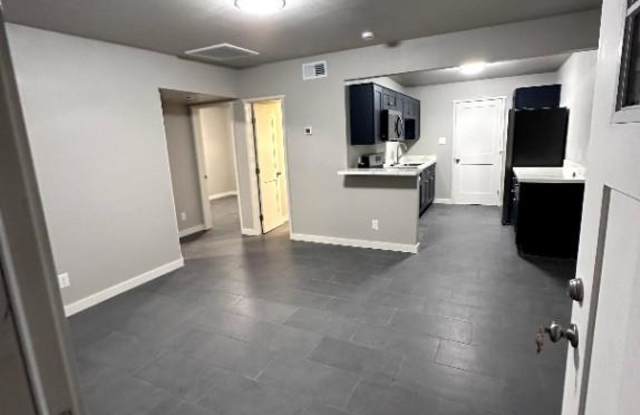 1102 W Cochise Dr Gallery 2