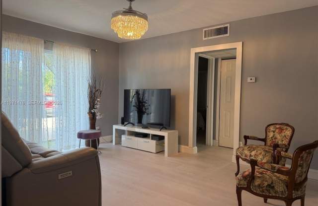 5270 NE 6th Ave photos photos