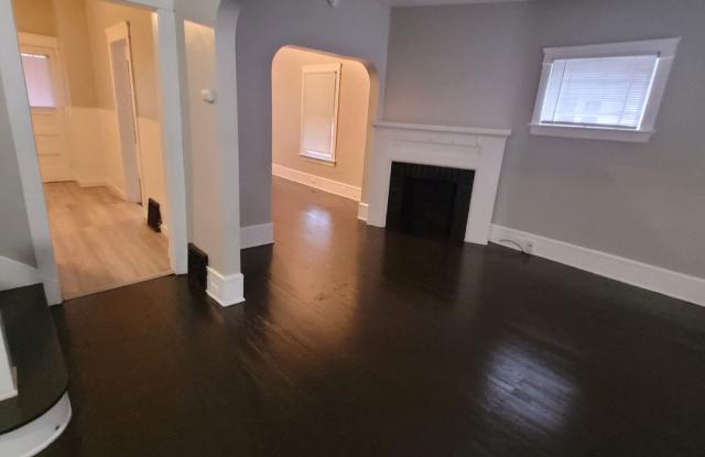 Single Family Home 3 beds 1 bath Available Now! Gallery 4