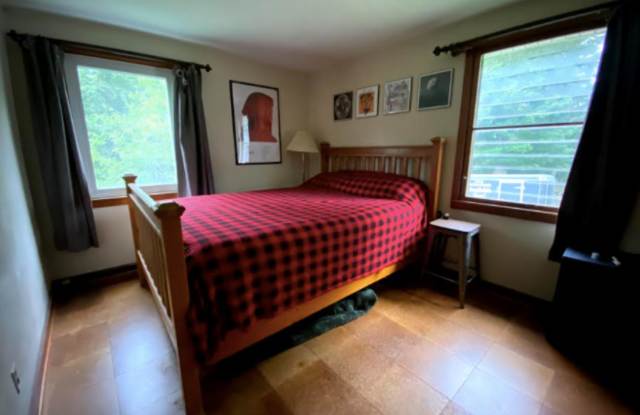 "The CABIN," 3 bed, 1 bath home with huge yard! photos photos