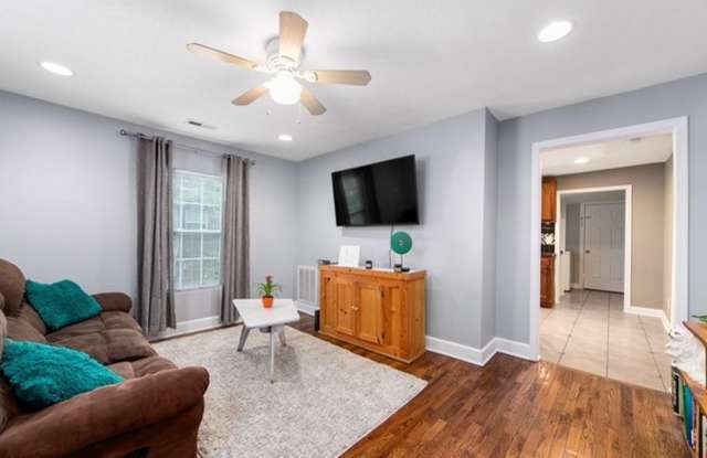 3 Bedroom 1 bath Bungalow Gallery 4