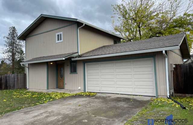 Nice 2 Story 3 Bedroom 1.5 Bathroom Home in Eagle Point - 633 Sarah Lane, Eagle Point, OR 97524