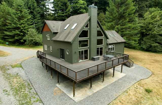 Stunning and spacious 3,620 SqFt Blue Lake home offers Forest tranquility, elegant furnishings Gallery 1