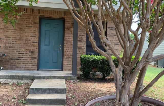 Collins Street - 630 West Collins Street, Denton, TX 76201