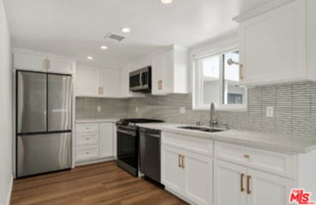 1470 Rexford Drive Gallery 1
