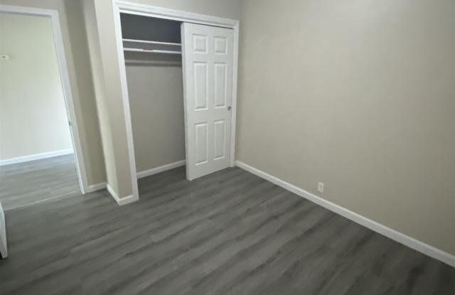 1022 BROADWAY Gallery 4