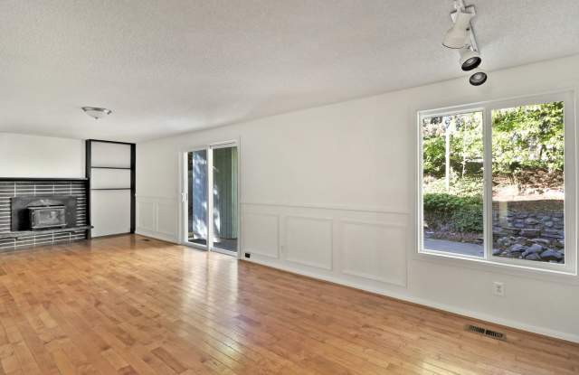 4 Bed 2.5 Bath - NAS Whidbey - Fenced Backyard Gallery 4