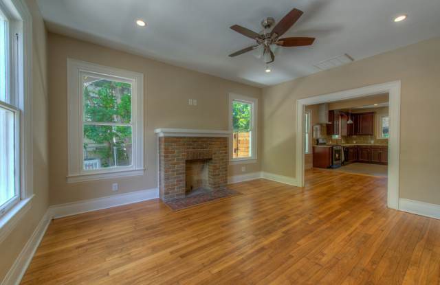 UT PRE-LEASE: 3 BR / 2 BA Completely Remodel - North Campus - Big Backyard Gallery 4