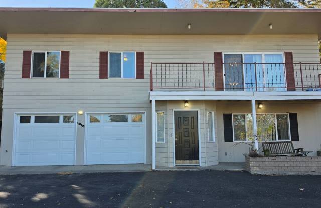 Charming three bedroom in west La Grande Gallery 1