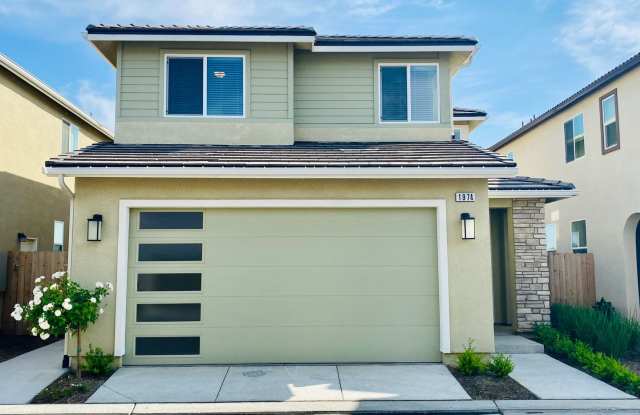 $2,395 Alluvial  Fowler, 3 Bedroom Home - Kelly Ln, Clovis / Solar  Community Pool! - 1974 Kelly Lane, Clovis, CA 93611