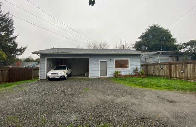 Sweet 2/1 McKinleyville house with garage and laundry - 2259 Dogwood Road, McKinleyville, CA 95519