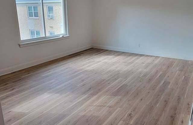 Renovated 1 Bed - 1 Bath Apartment with garage! **HALF OFF 1ST MONTH RENT!** - 209 Parkview Boulevard, Waterloo, IA 50702