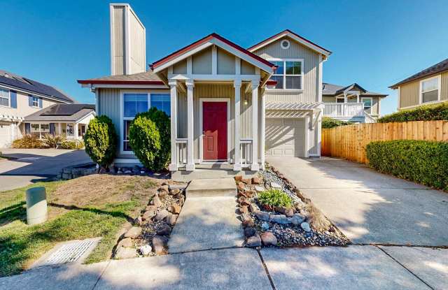 Beautiful 3 Bedroom 2.5 Bath Single Family Home with private Backyard and extra storage space! - 1284 Giffen Place, Santa Rosa, CA 95407