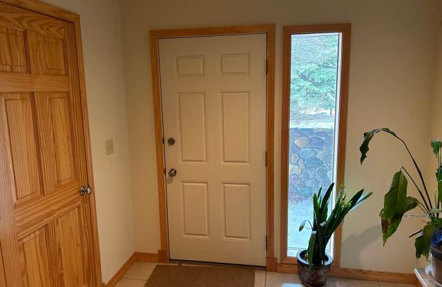 3 bedroom home with deck views of the lake and mountains in Lakeside! Gallery 3