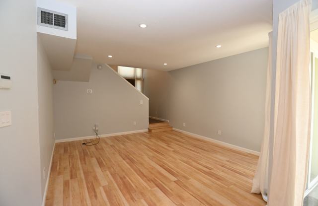 2bd / 2.5 bath Townhome w/ Garage  AC, Near Japantown- Pet Friendly Gallery 2