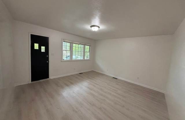 825 Oakcrest, Nearly Royal Gallery 4