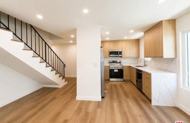 2449 N Beachwood Dr Gallery 2