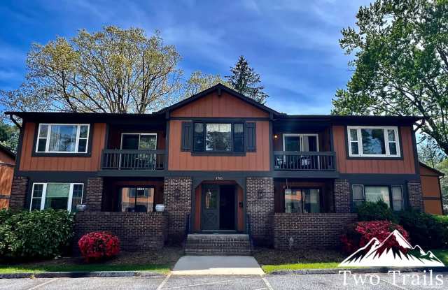 CHARMING UPSTAIRS CONDO IN HENDERSONVILLE photos photos