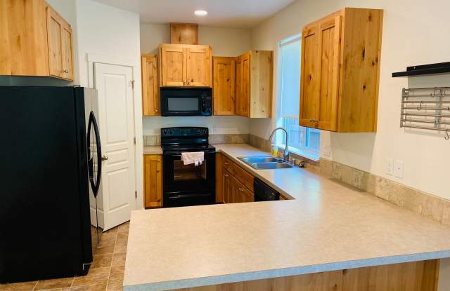 Charming Ridgefield Home Walking Distance to Everything Gallery 4