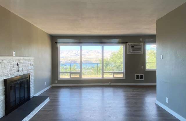 Cute Space with River View Gallery 4