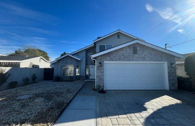 Reseda 4+3 w/fireplace, vaulted ceilings, new flooring, solar panels, + pool! - 7522 Balcom Avenue, Los Angeles, CA 91335