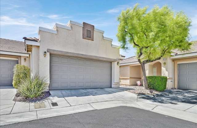 Stunning 3-Bedroom Townhome with Spacious Backyard & Fireplace Gallery 3
