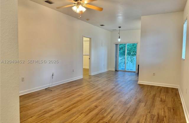2728 NE 3rd Ct Gallery 3